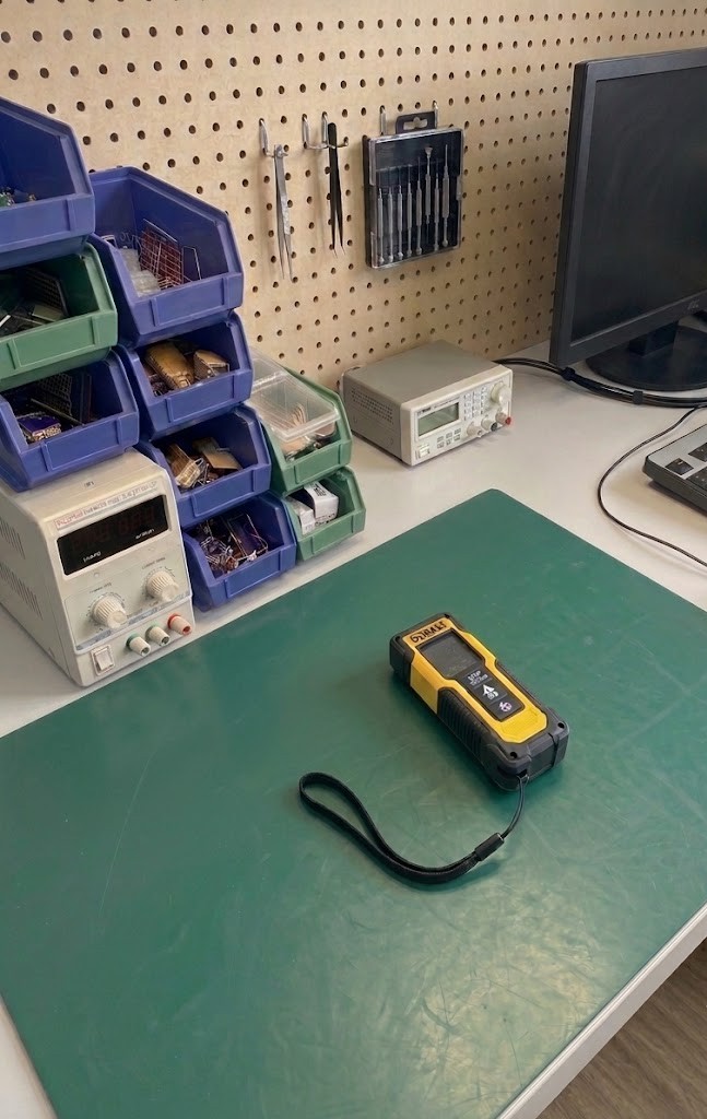 Test DeWalt DWHT77100 – prosty dalmierz laserowy do prac remontowych